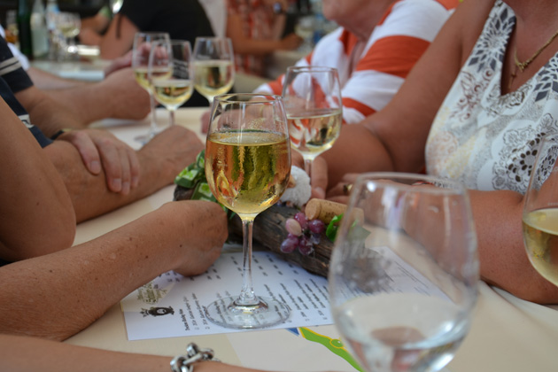 Bei einem gemütlichen Glas Wein bei den Rheingauer Weintagen in Limburg a. d. Lahn