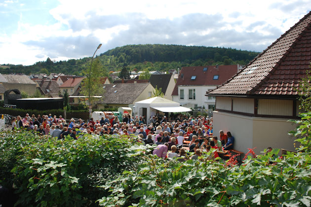 Tagsüber gemütliches Weinfest beim Strümpfelbacher Kelterfest in Weinstadt ...