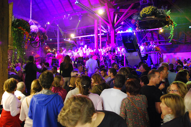 ... abends Partystimmung beim Strümpfelbacher Kelterfest in Weinstadt