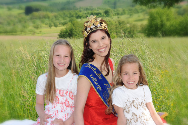 Deutsche Mostkönigin Bianca II. mit ihren Mostprinzessinen begrüßt die Gäste zum Lallinger Mostfest