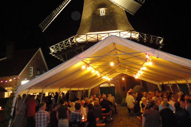 Die Hengstforder Mühle bot das richtige Ambiente für das Weinfest in Apen.