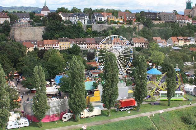 Blick auf das Festgelände vom Weinfest Breisach