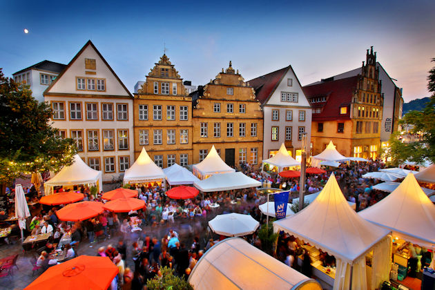 Der Weinmarkt Anfang September ist für viele Bielefelder und Besucher ein Anlass, um gemeinsam edle Tropfen in der schönen Kulisse der Bielefelder Altstadt zu genießen.