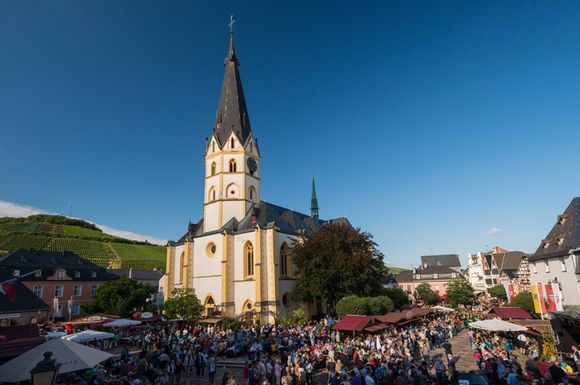 Das Winzerfest in Ahrweiler findet vor der Kulisse von Fachwerkhäusern und der mittelalterlichen Stadtmauer statt.